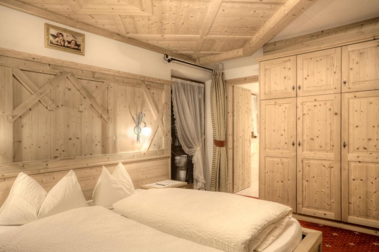 Hotel Ciasa Ai Pini Сан-Кассиано Экстерьер фото