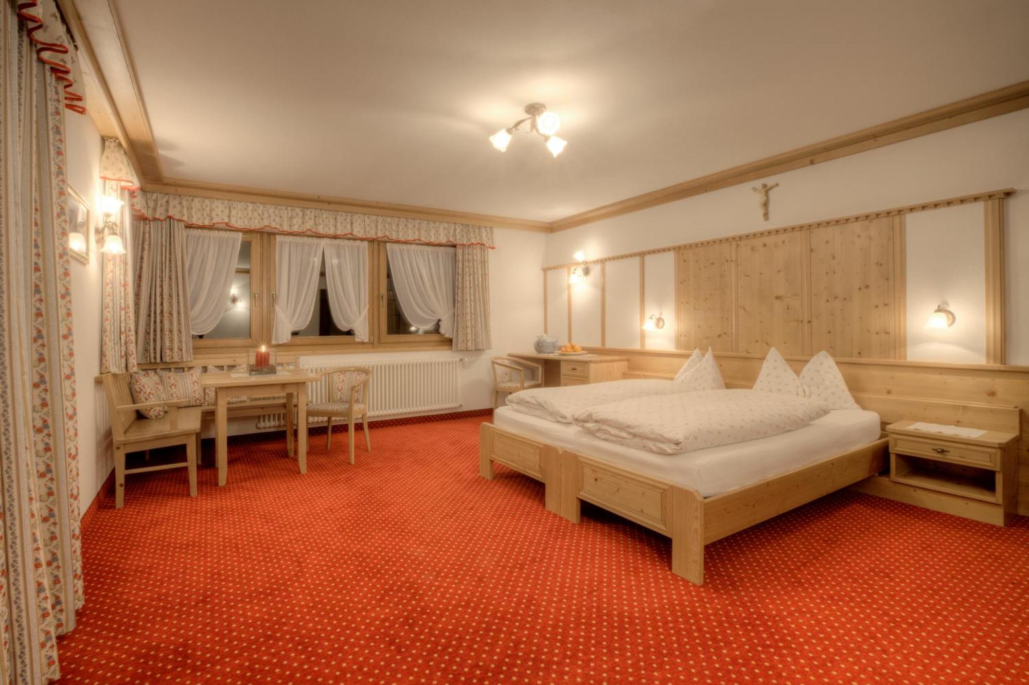 Hotel Ciasa Ai Pini Сан-Кассиано Экстерьер фото