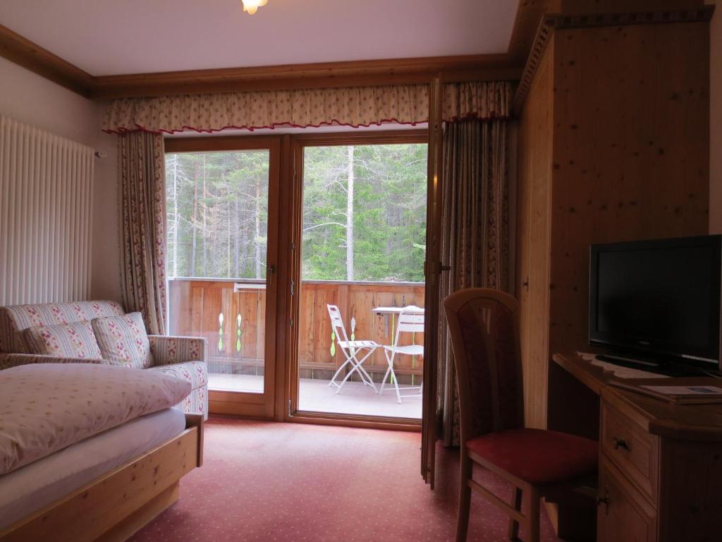 Hotel Ciasa Ai Pini Сан-Кассиано Номер фото