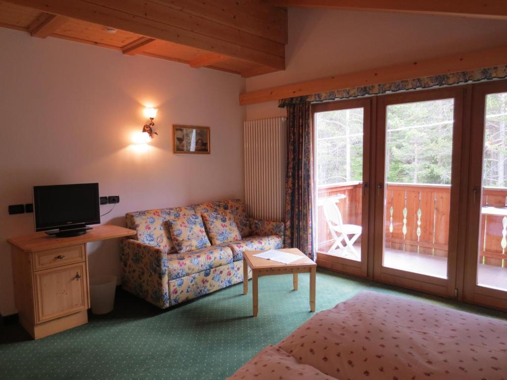 Hotel Ciasa Ai Pini Сан-Кассиано Номер фото