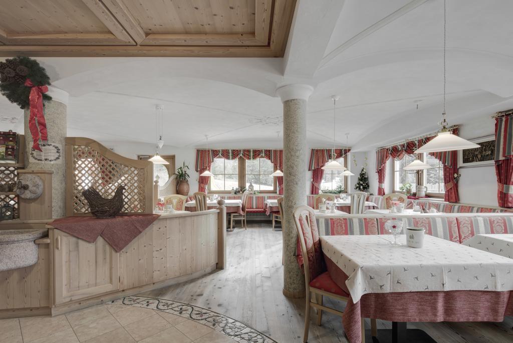 Hotel Ciasa Ai Pini Сан-Кассиано Экстерьер фото