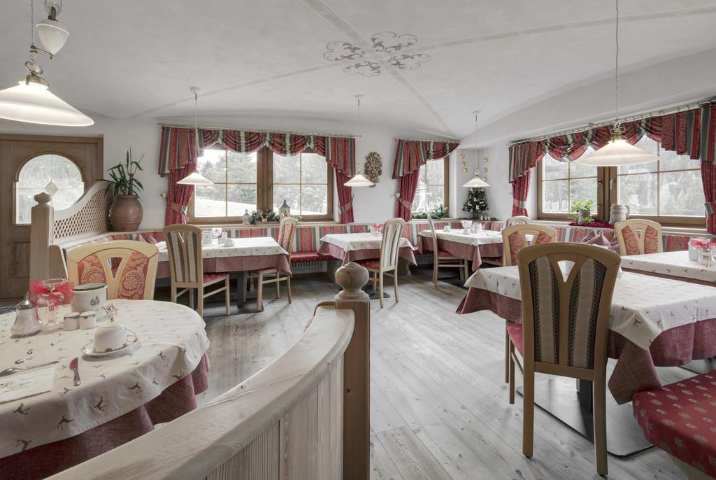 Hotel Ciasa Ai Pini Сан-Кассиано Экстерьер фото