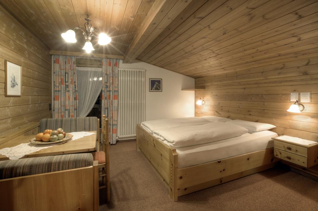 Hotel Ciasa Ai Pini Сан-Кассиано Номер фото