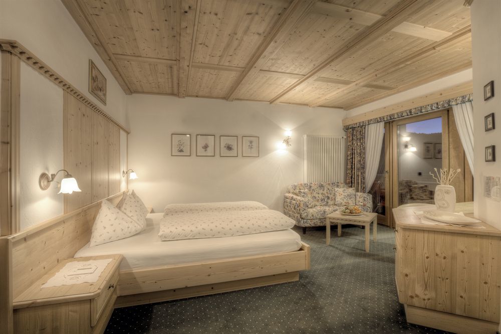 Hotel Ciasa Ai Pini Сан-Кассиано Экстерьер фото